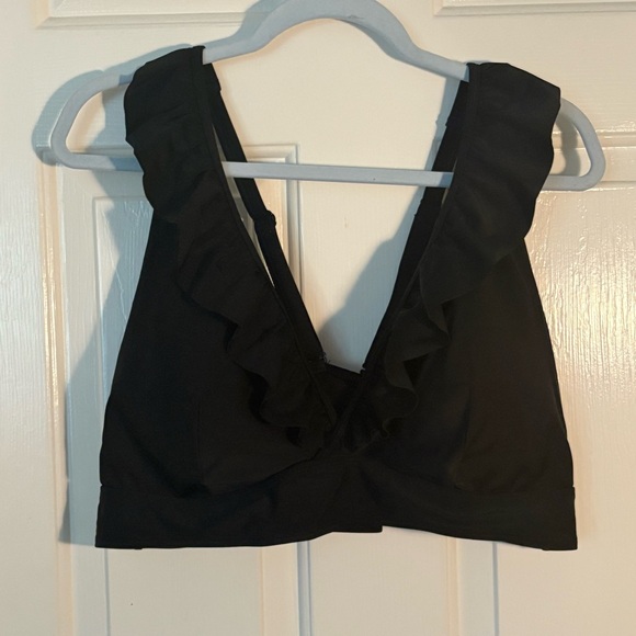 Torrid Ruffled Deep V Neck  Black Bikini Top -‎ Size 4 - Never Worn - Picture 1 of 9